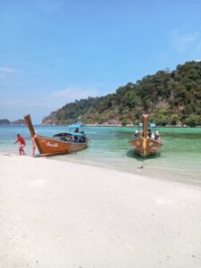 ChalongTransport Travel.com รถเช่าพร้อมคนขับ 67